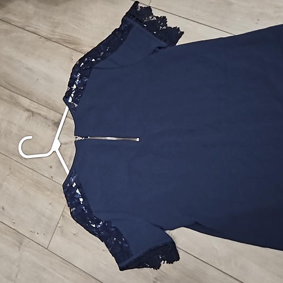 Kut From Cloth Navy with lace on shoulders and sleeves. - Picture 5 of 6